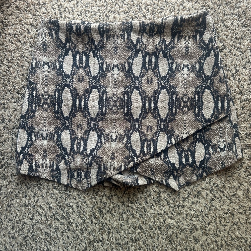 Snakeskin skort